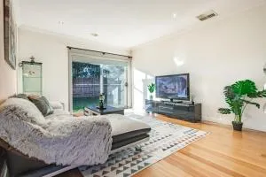 Nunawading Beautiful 3br Housedeckingcourtyard - Ringwood