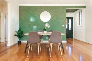Nunawading beautiful 3BR housedeckingcourtyard