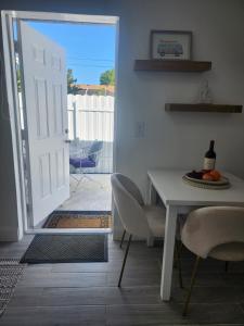 Cape Bungalow - Newly Renovated, Fully Equipped, Minutes from the Beach!