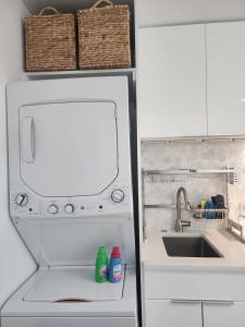 Cape Bungalow - Newly Renovated, Fully Equipped, Minutes from the Beach!