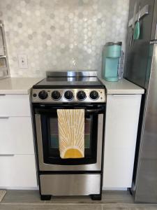 Cape Bungalow - Newly Renovated, Fully Equipped, Minutes from the Beach!