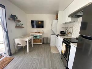 Cape Bungalow - Newly Renovated, Fully Equipped, Minutes from the Beach!