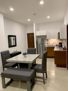 Departamento con vistas panorámicas y piscinas preciosas