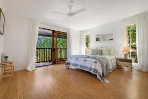 Treetops Retreat by The Beach