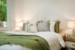 Treetops Retreat by The Beach