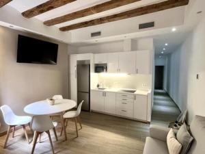 Apartamento renovado con 2 habitaciones en el corazón de Barcelona - ES-341-3