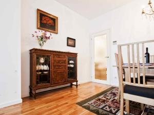 Apartamento con 2 Dormitorios, Elegante y Céntrico en Rambla Catalunya - ES-341-2