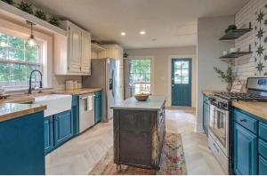 Midtown Masterpiece,Hot Tub, Spa bath - HVNLYhomes