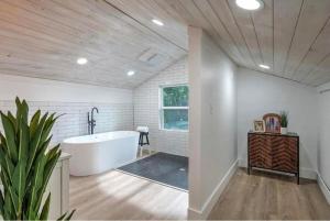 Midtown Masterpiece,Hot Tub, Spa bath - HVNLYhomes