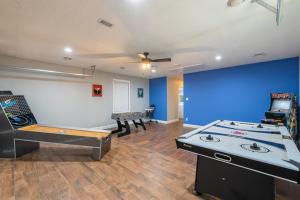 Beautiful Texas Ranch house, Game Room & Minigolf