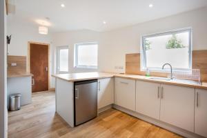 Spacious 3BR Cottage - Parking,Garden - Sleeps 6