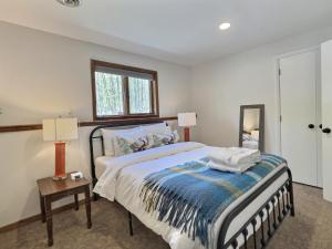 The Big Lebearski - AC, Grill, Fire Pit, Hot tub!