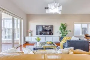 StayAU Magnificent Lakefront Villa Stunning Views - Point Cook