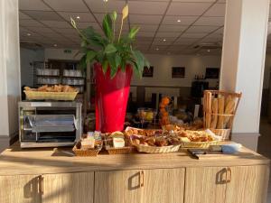 Hotels KYRIAD ORANGE Centre Ville - HOTEL & RESTAURANT & BAR - La Galerie d'Art des Princes - Provence Alpes Cote d'Azur - France - Proche A7-A9 - exit21- Chateauneuf-du-Pape Avignon Bollene Nimes - 24h-24h : photos des chambres