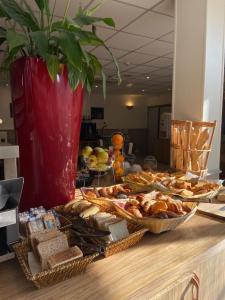 Hotels KYRIAD ORANGE Centre Ville - HOTEL & RESTAURANT & BAR - La Galerie d'Art des Princes - Provence Alpes Cote d'Azur - France - Proche A7-A9 - exit21- Chateauneuf-du-Pape Avignon Bollene Nimes - 24h-24h : photos des chambres