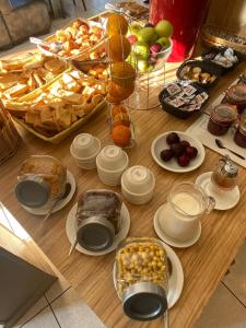 Hotels KYRIAD ORANGE Centre Ville - HOTEL & RESTAURANT & BAR - La Galerie d'Art des Princes - Provence Alpes Cote d'Azur - France - Proche A7-A9 - exit21- Chateauneuf-du-Pape Avignon Bollene Nimes - 24h-24h : photos des chambres