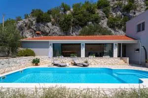 Villa Pasika with private 31m2 pool, summer kitchen with BBQ, 4 bedrooms - Podgrađe