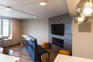 Modern Studio - walk to Wells Fargo Arena