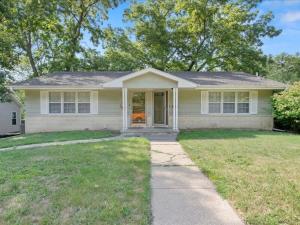 Charming Family Friendly 3BR Duplex Close to Drake