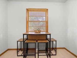 Charming Family Friendly 3BR Duplex Close to Drake
