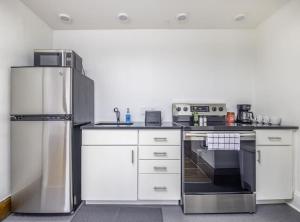 Beautiful 1 Bed Studio Apt Close to Hospitals!