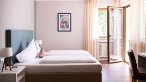 Flora Hotel & Suites