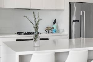 Aqua Luna - Stylish Retreat by Koonya Ocean Beach