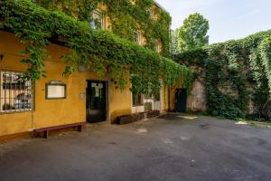 Old Town Modern Apartment by BookingHost