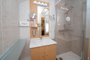 Hotels Logis Hotel & Restaurant des Lacs : Chambre Double