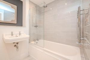 Free Parking I Beautiful 2 Bedroom Apartment Next To Brighton Beach