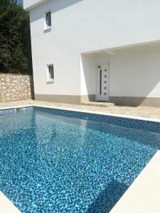 L U X V I L A, Dobre Vode