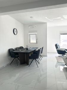 L U X V I L A, Dobre Vode