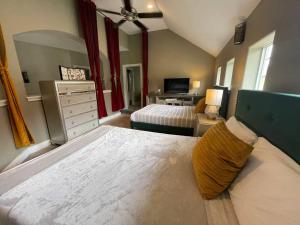 WANDERLUST villa near GALLERIA MALL