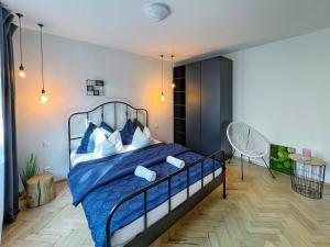 Janas WoW apt, 2BR, Metro next door, near the airport