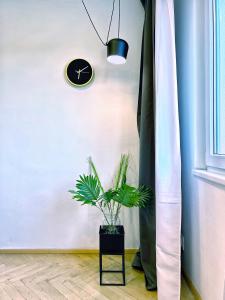 Janas WoW apt, 2BR, Metro next door, near the airport