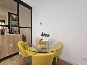 The Gabriels con terraza