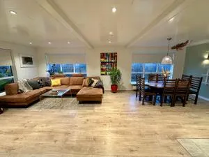 Luxurious House with hot & cold tub - Garðabær