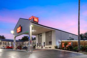 Econo Lodge Inn & Suites Near Lackland AFB
