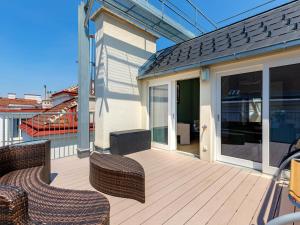 Extra Large 2 Bedroom Apartment with Terrace room in Strauss Apartments
