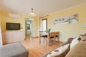 Apartamento Rosa 16 by Rentallorca