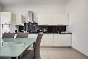 Modern 2BR home with balcony & WIFI in St Julians by 360 Estates