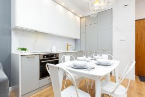 One Bedroom Apartment in Warsaw Center by Renters Prestige