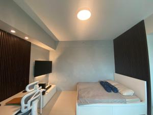 Modern Studio Unit with City and Golf Course View