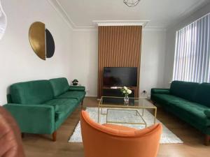 3-Bed House Near M1 & Meadowhall with Free Parking