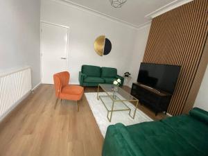 3-Bed House Near M1 & Meadowhall with Free Parking