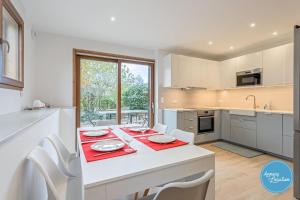 Chalets Renovated Chalet In The Heart Of Menthon : photos des chambres