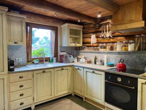 Magnificent spacious 4 bedroom mountain chalet with spa, free EV plug -in