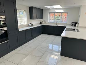 PARK VIEW, 6 bed family home, wifi parking, garden