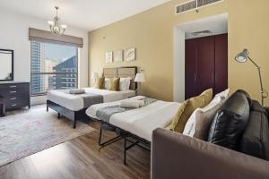 La Buena Vida Holiday Homes - Modern, Luxe & Spacious 4-Bed, Full Kitchen, near to Beach, Tram & Marina