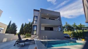 VAL22,VILLA 200 m from BEACH WITH POOL AND FITNESS - 4hvězdičkové hotely ve městě Funtana